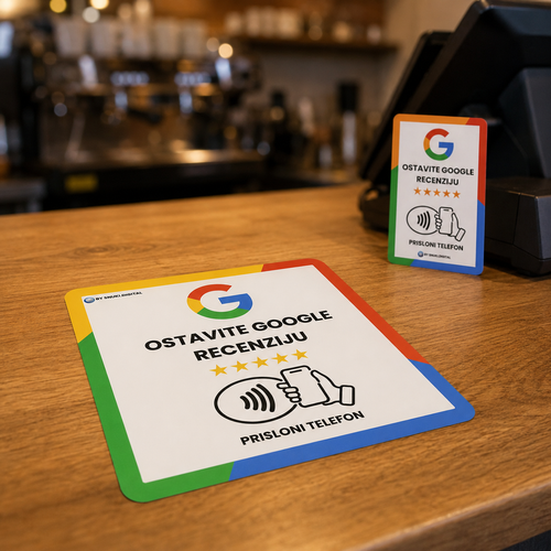 Komplet NFC kartica za Google recenzije u upotrebi: velika kartica zalijepljena na pult kafića, mala uz blagajnu