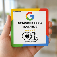 NFC kartica za Google recenzije 10×10 cm u ruci, prikaz stvarne veličine kartice za pult ili izlog poslovanja