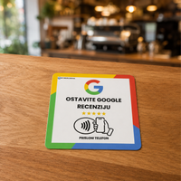 NFC kartica za Google recenzije zalijepljena na drveni pult kafića, vidljiva svakom kupcu za ostavljanje recenzije jednim dodirom mobitela