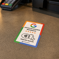 NFC kartica za Google recenzije zalijepljena na pult uz blagajnu, kupac ostavlja recenziju jednim dodirom mobitela pri plaćanju