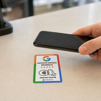 Kupac prislanja mobitel na malu NFC karticu za Google recenzije i ostavlja recenziju u par sekundi bez aplikacije i skeniranja