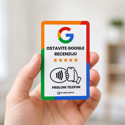 NFC kartica za Google recenzije 8.5×5.5 cm u ruci, veličine bankovne kartice pa staje u novčanik ili uz blagajnu
