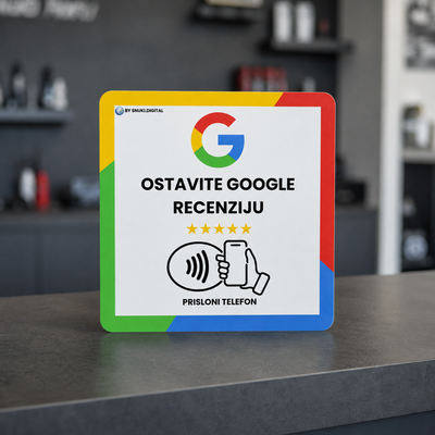 NFC kartica za Google recenzije na tamnom recepcijskom pultu auto servisa, kupac prisloni mobitel pri preuzimanju vozila