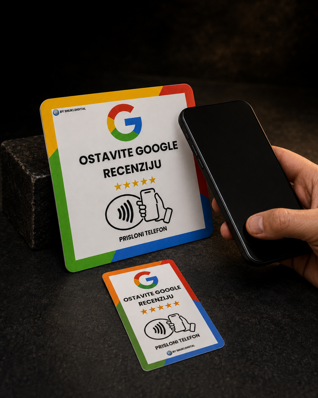 Prislanjanje mobitela na NFC karticu za Google recenzije na pultu