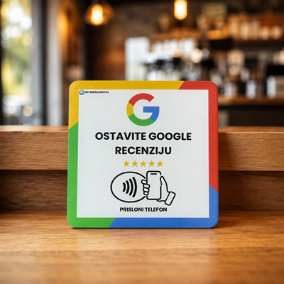NFC kartica za Google recenzije na drvenom šanku kafića, gosti prislone mobitel i ostave recenziju uz kavu