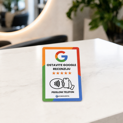 NFC kartica za Google recenzije na bijelom mramornom pultu frizerskog salona, klijenti ostavljaju recenziju nakon termina